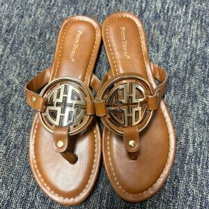 Pierre Dumas flip flops